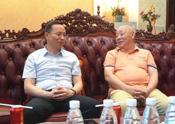 省地质院党委组织开展“七·一”走访慰问活动