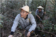 卓新隆（前）和年轻人一起跋山涉水