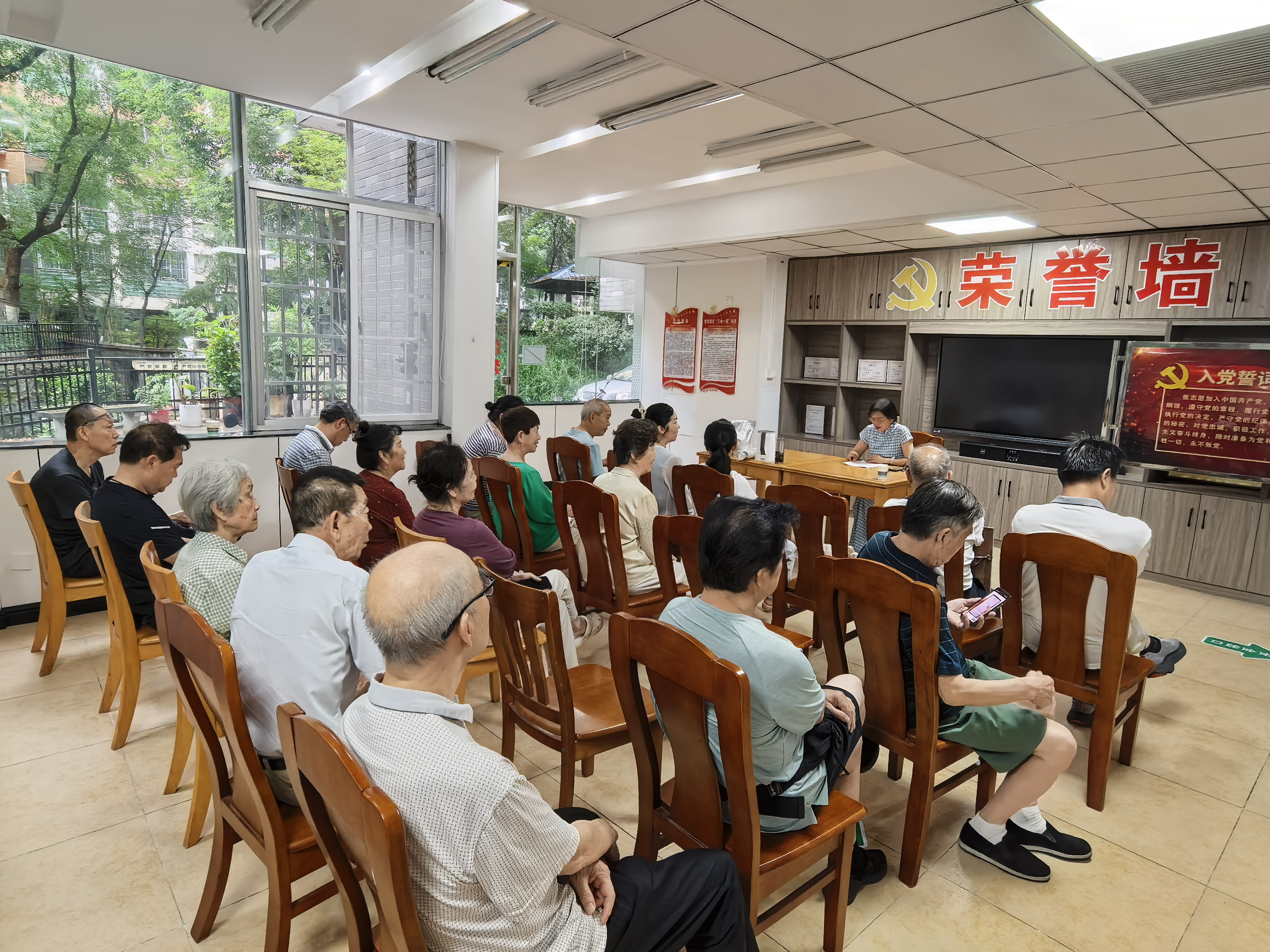 深学党史悟初心 银发生辉助发展