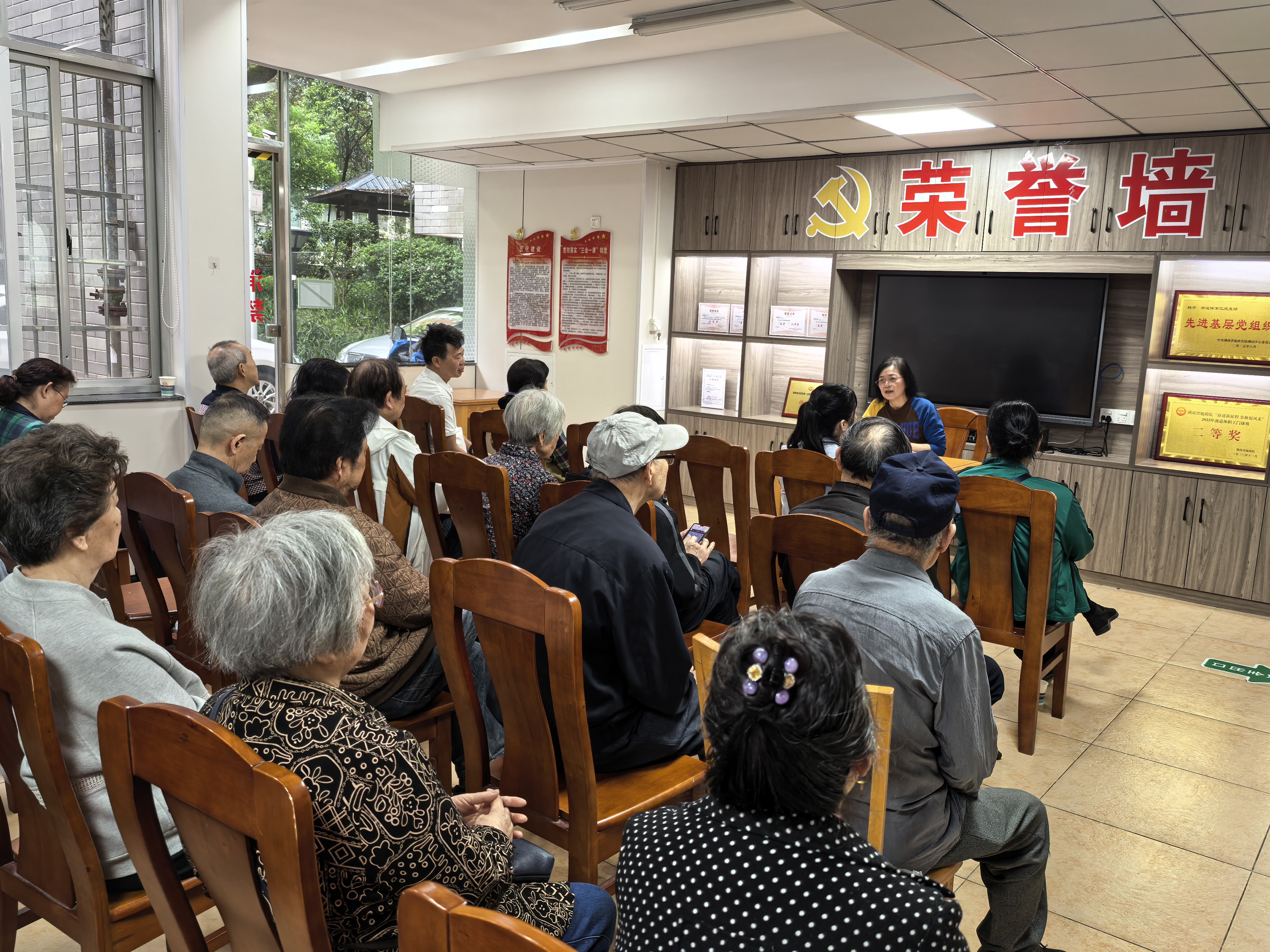 坚守初心  学无止境——中心离退休第三党支部组织学习《习近平关于树立和践行正确政绩观论述摘编》