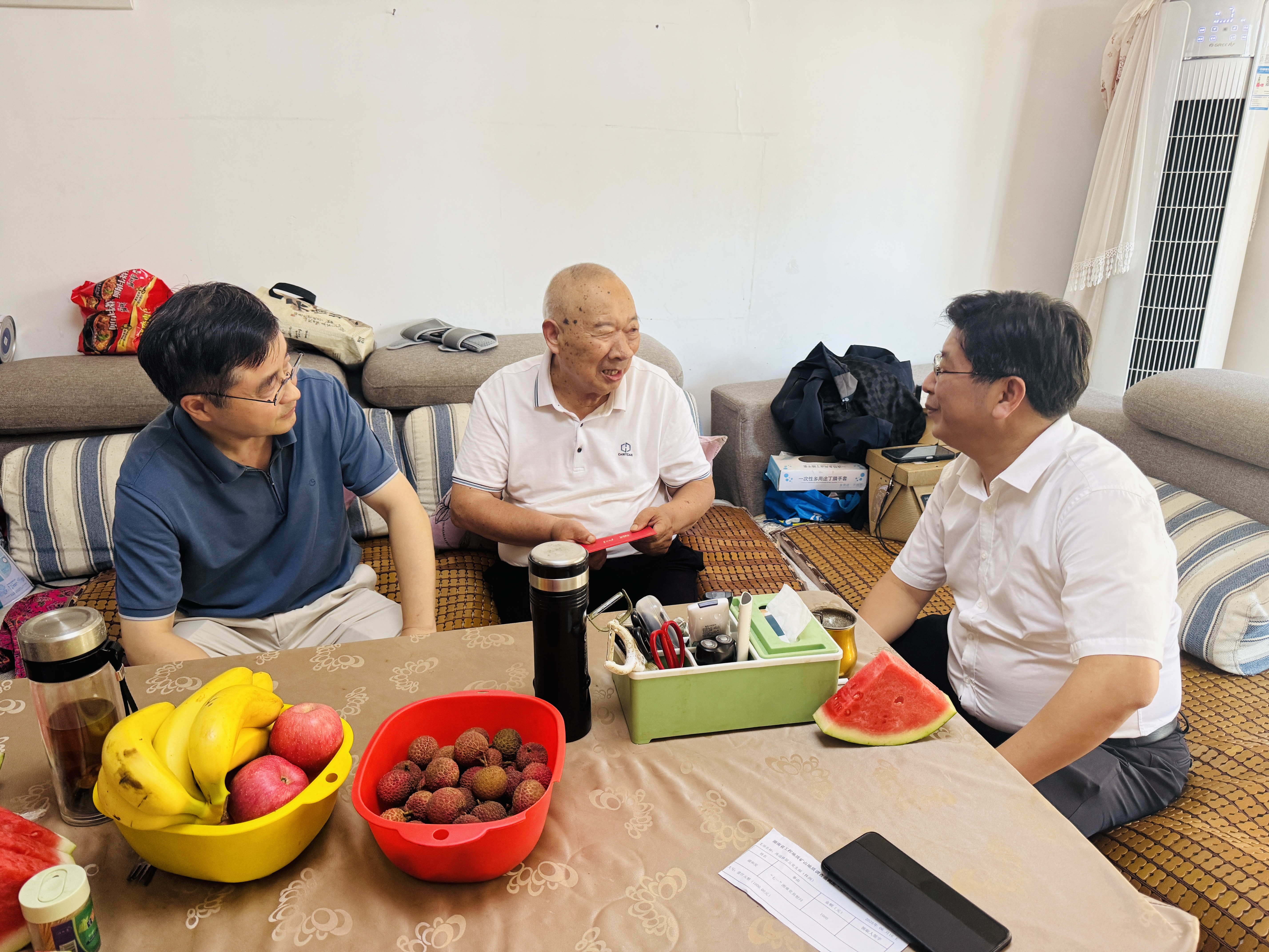 传递关怀暖人心——张铁红走访慰问困难党员