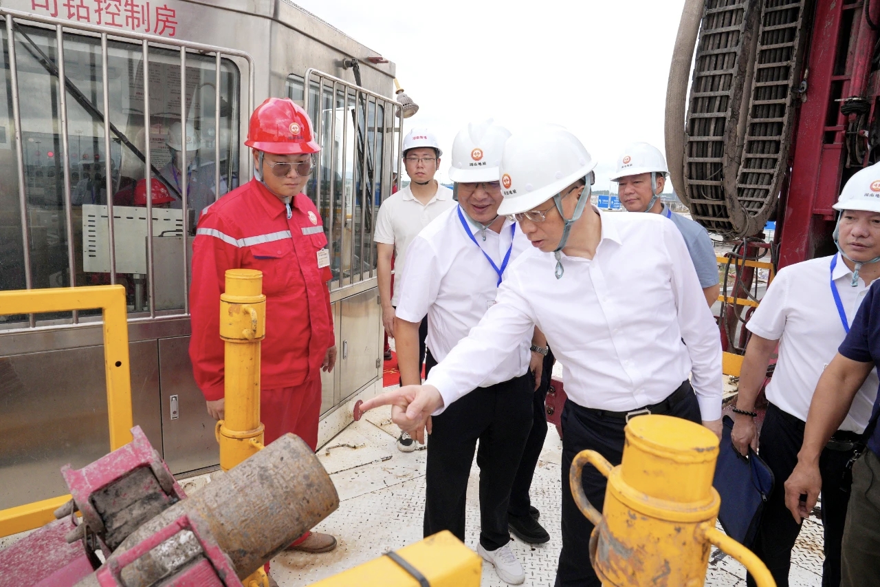 谈文胜赴长沙黄花机场中深层地热钻井项目调研