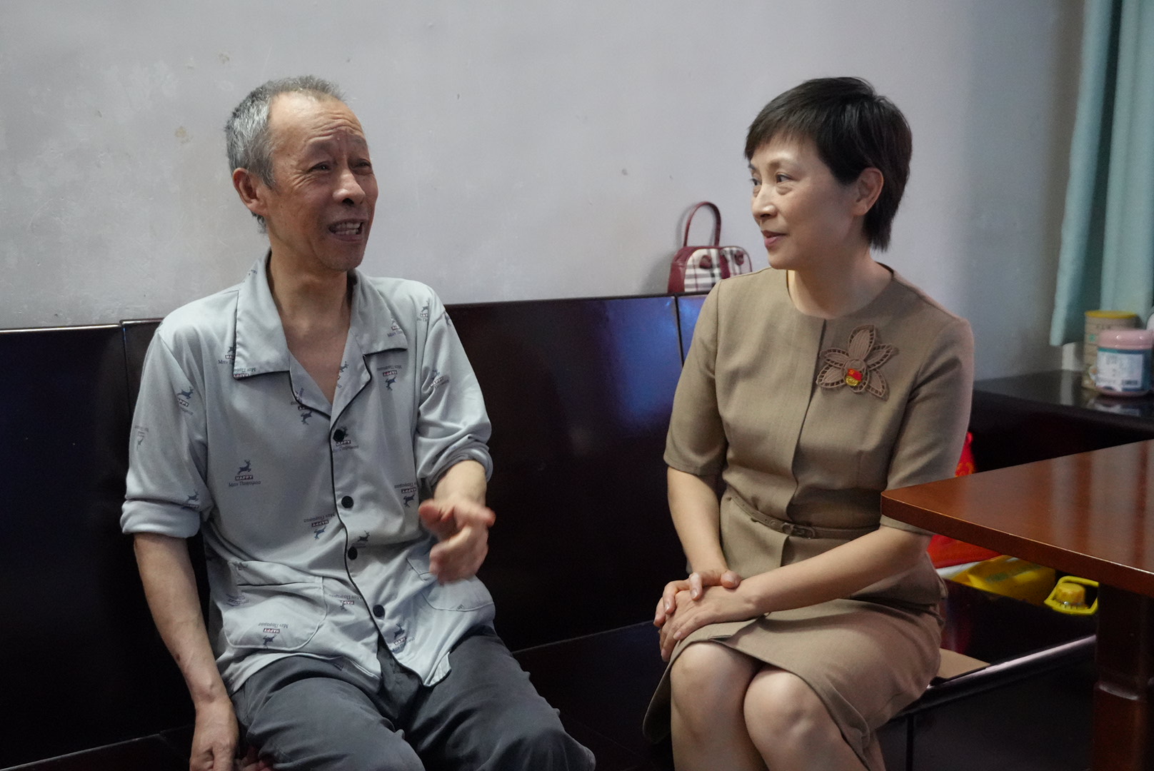 刘凤娟“七一”走访慰问省核应用中心困难党员