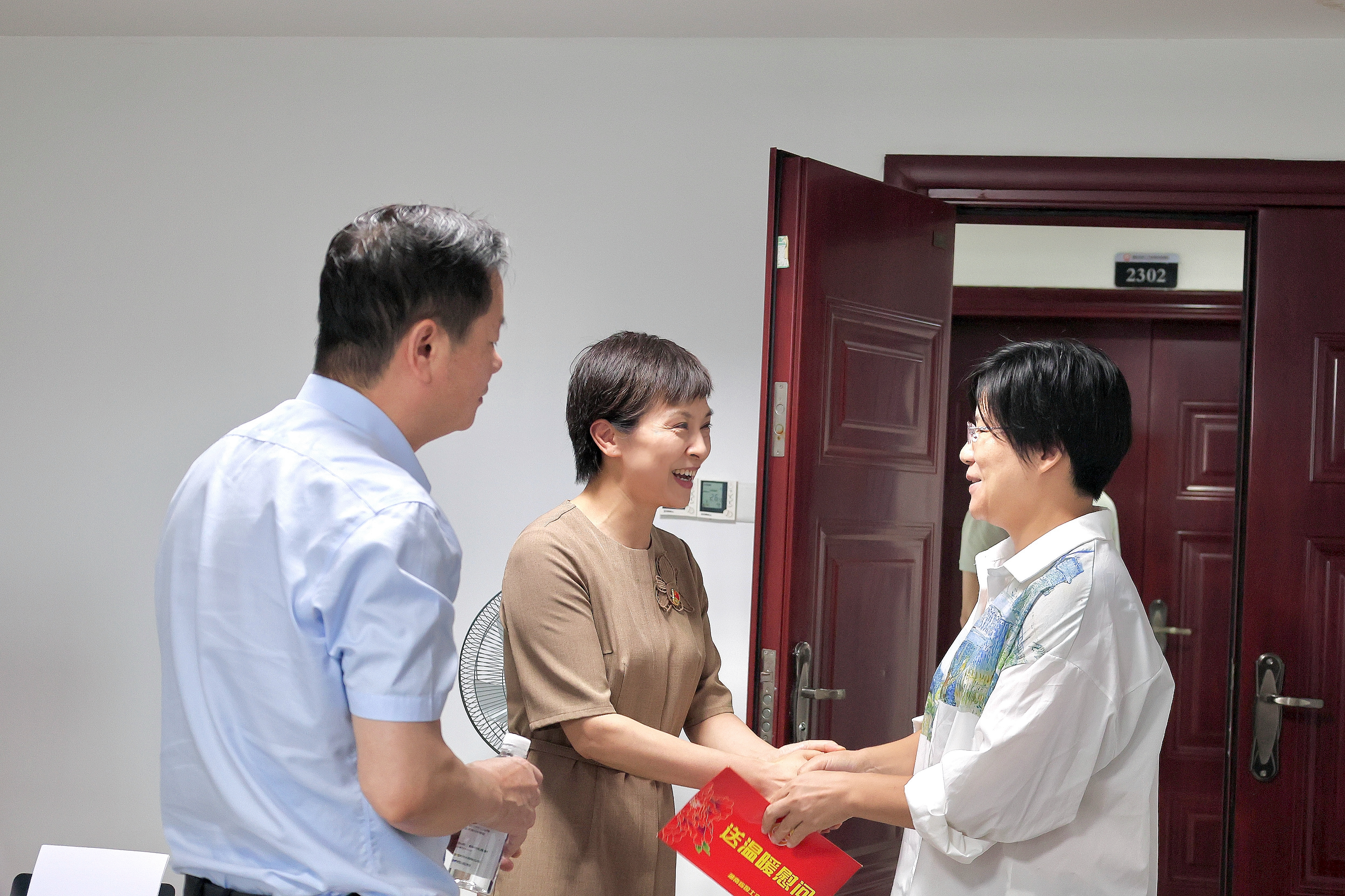 刘凤娟走访慰问空间所困难党员