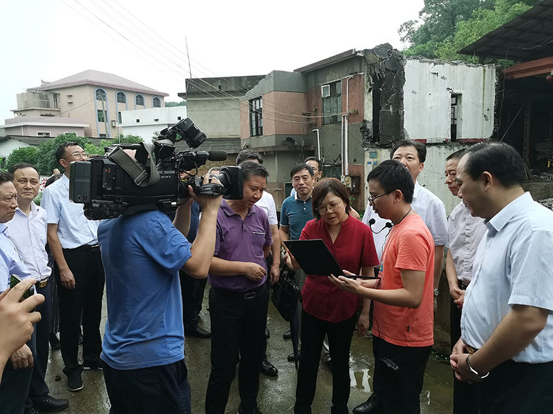 时任省委常委、常务副省长谢建辉到我所处置的地质灾害监测点督导工作