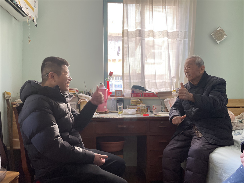寒冬送暖——范洋武走访慰问抗战离休干部