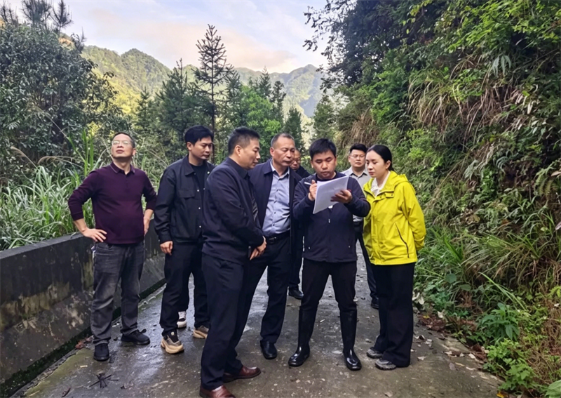 党旗飘扬一线 资源所人筑牢“红色堤坝”