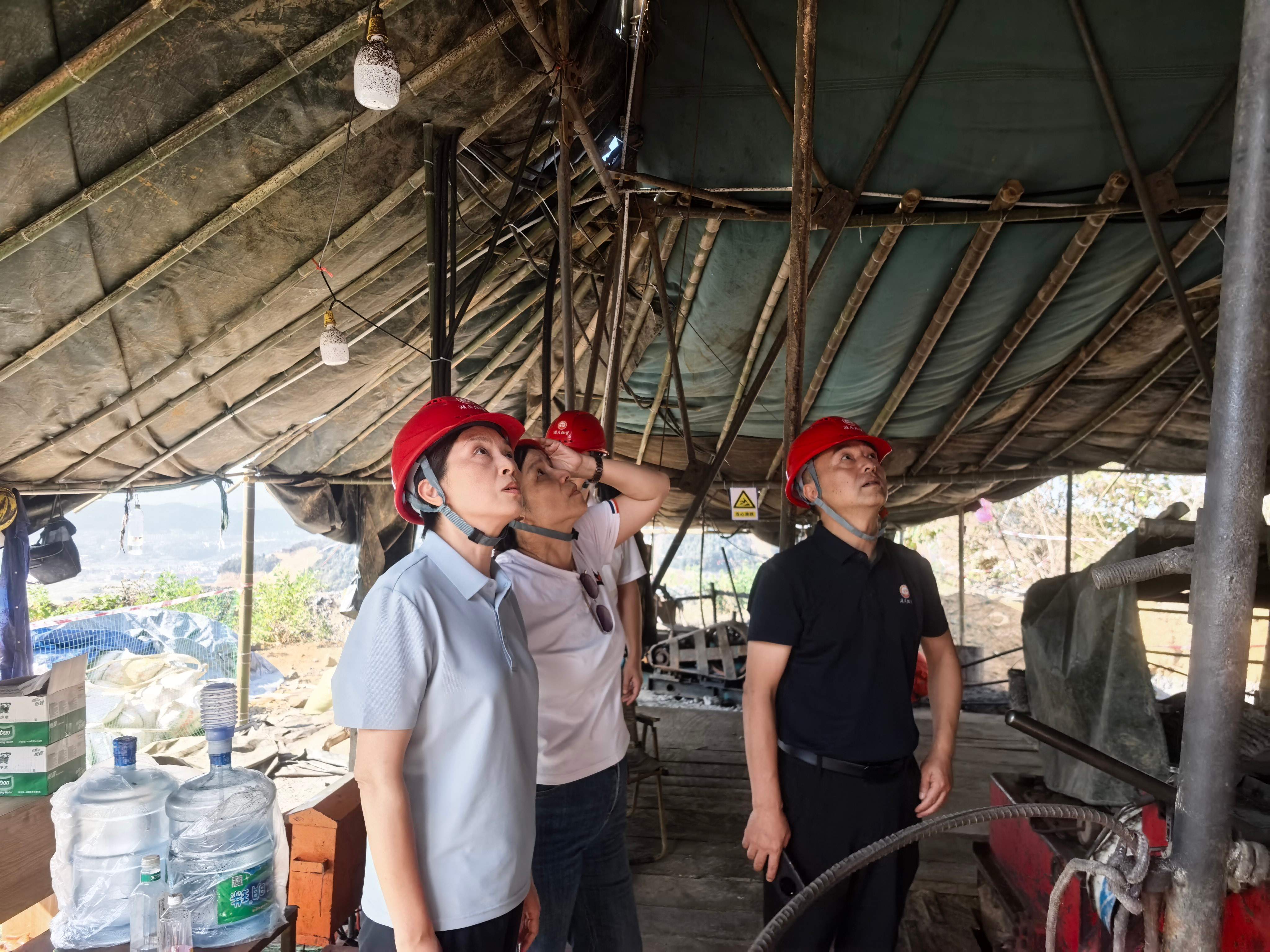 刘凤娟赴省地质院物化所石墨深部普查项目检查安全生产