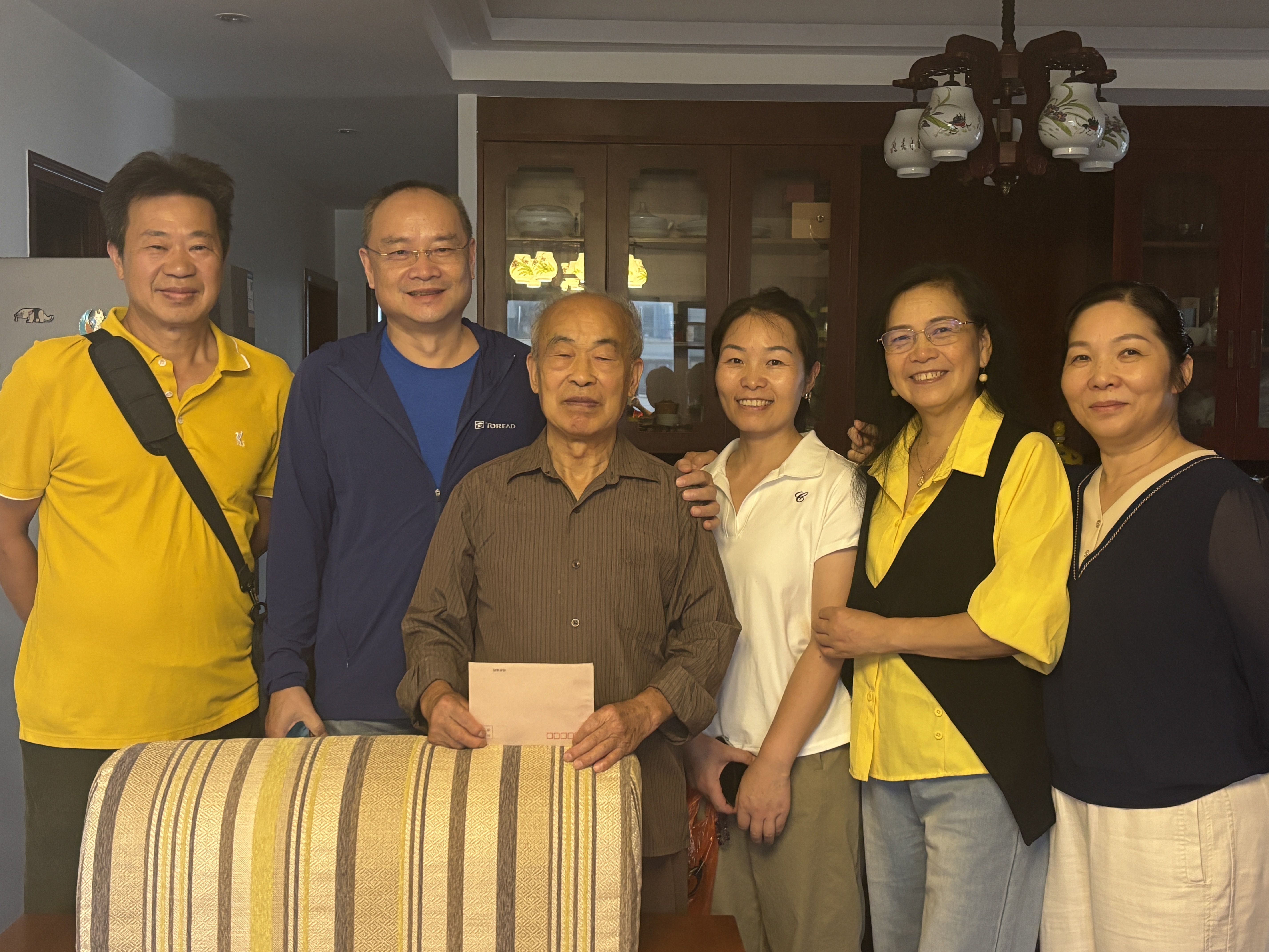 省地质院测试中心退休第三党支部开展主题党日活动暨重阳节走访慰问